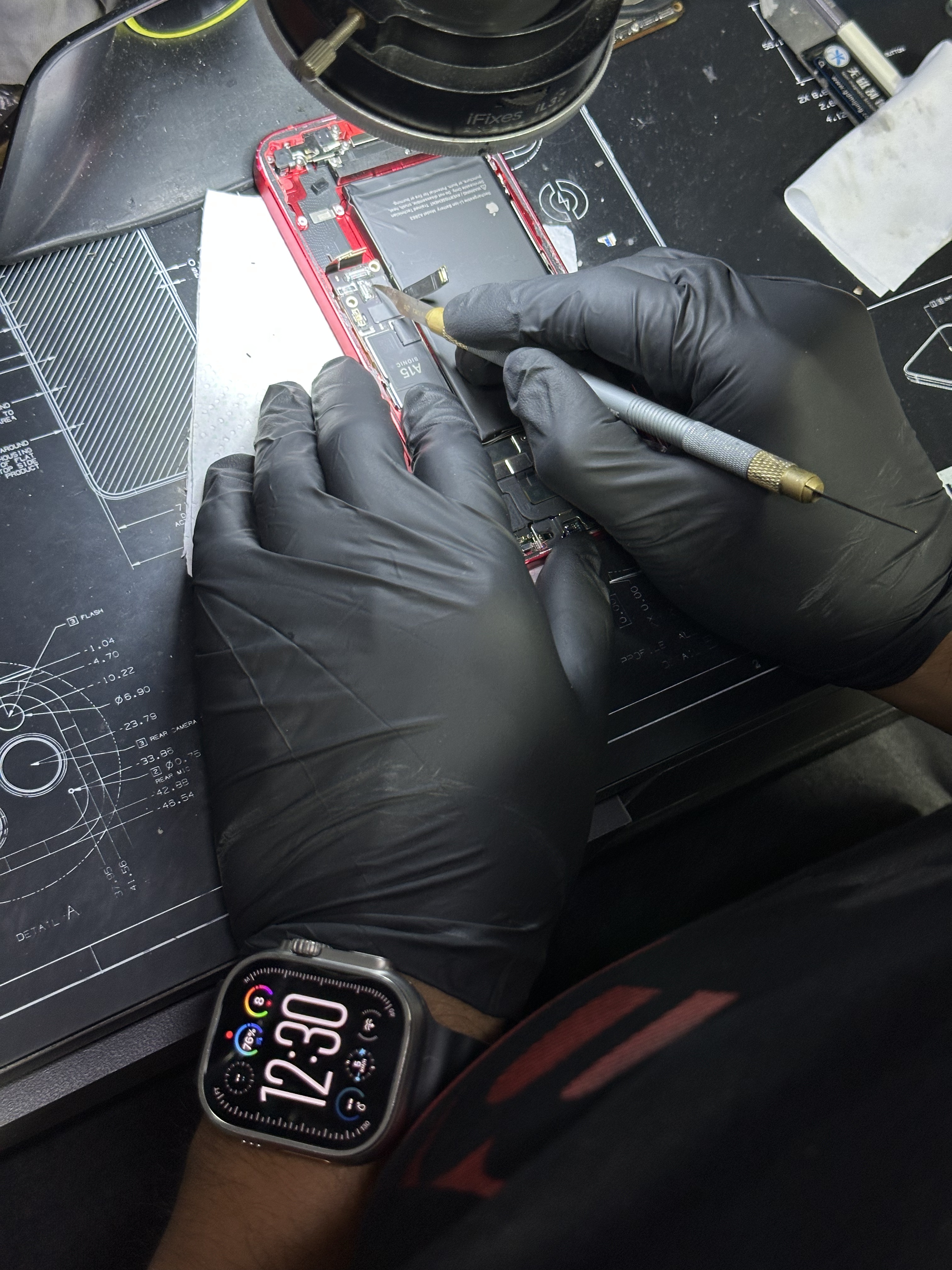 Microsoldadura de placa lógica Apple en laboratorio técnico